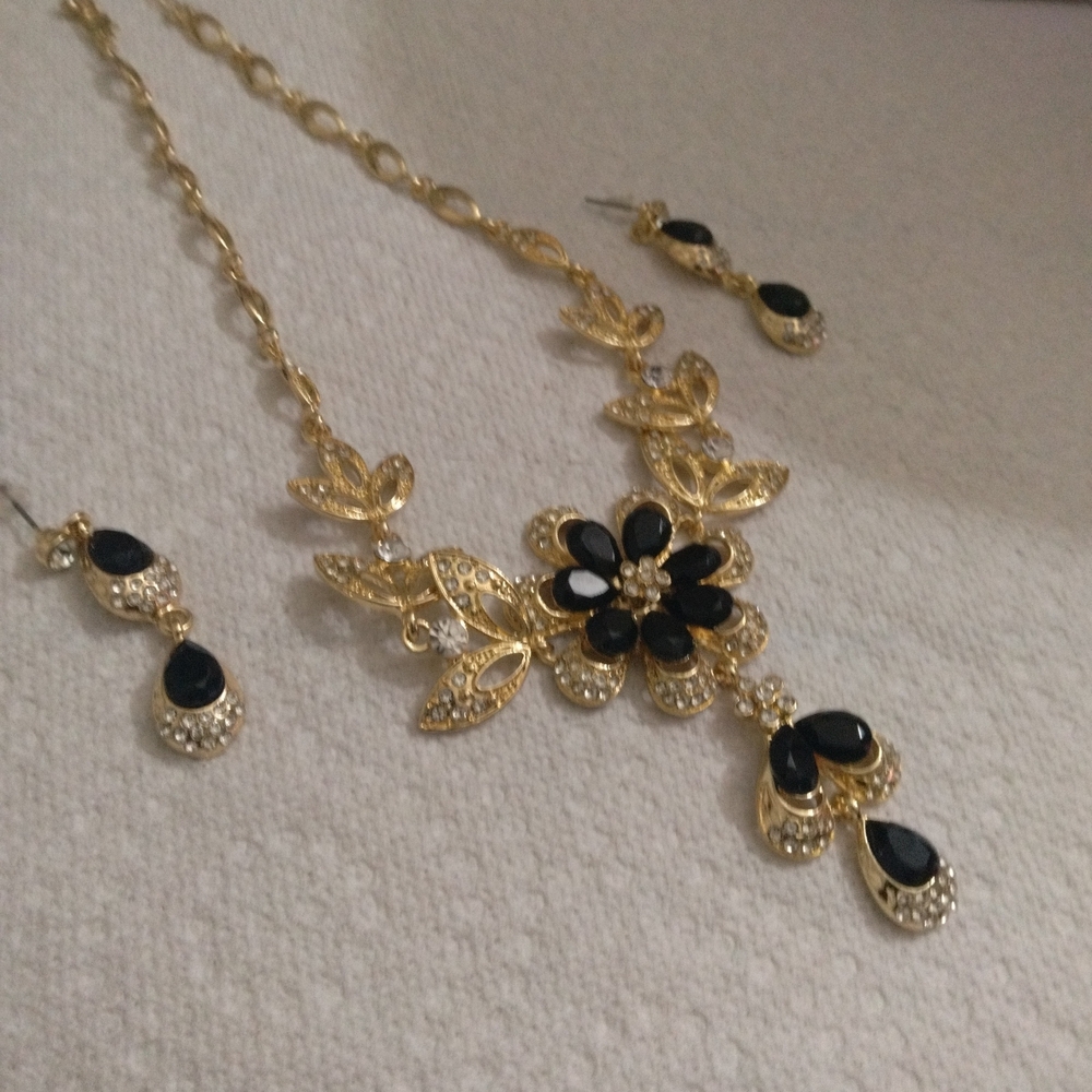Gold and Black Floral Necklace Set